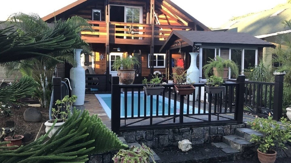 Albion Ski Chalet | Magnificent Villa "Chalet" comfortable 100 m from the beach and the center. Swimming pool