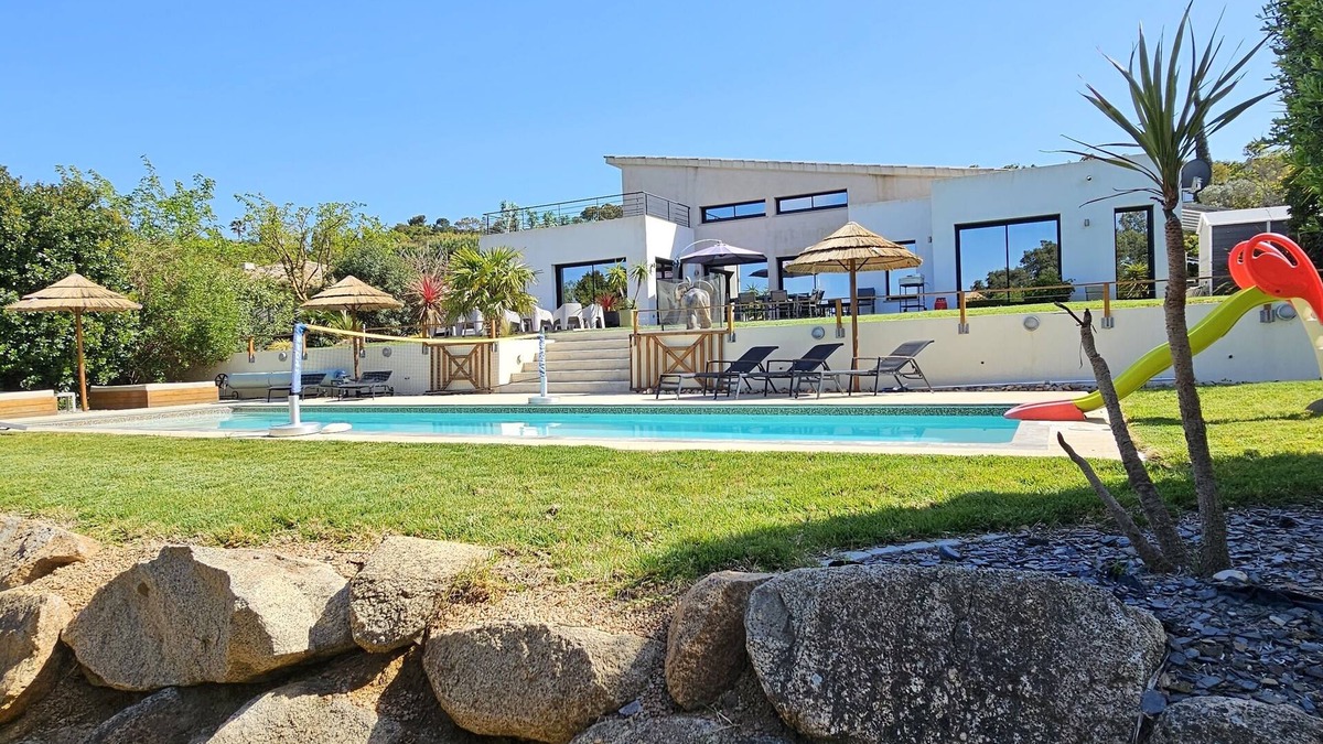 Cirendinu Villa | Magnificent villa classified 5 *, beach on foot and play area!
