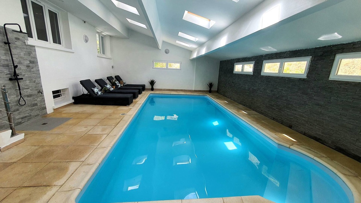 Auxerre Villa | Magnificent Villa Indoor swimming pool 1h30 Paris without Vis-à-vis Gite Auxerre