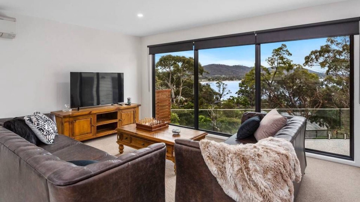 Lauderdale House | Magnificent villa on the bay - 3 min walk to the beach, 10 min to shops / cafes