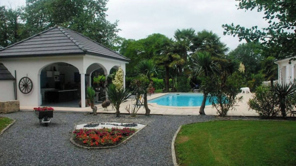Limendous Villa | Magnificent villa with swimming pool