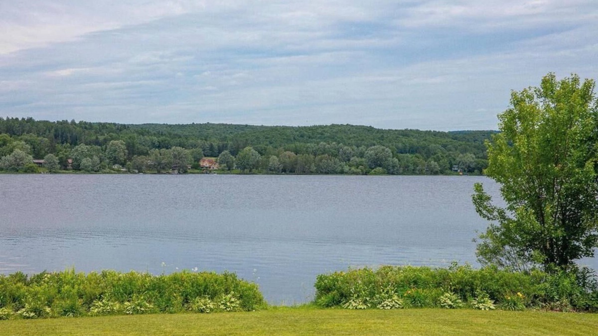 Asbestos Ski Chalet | Magnificient cottage with SPA, kayaks and pedal boat for rent right on the water