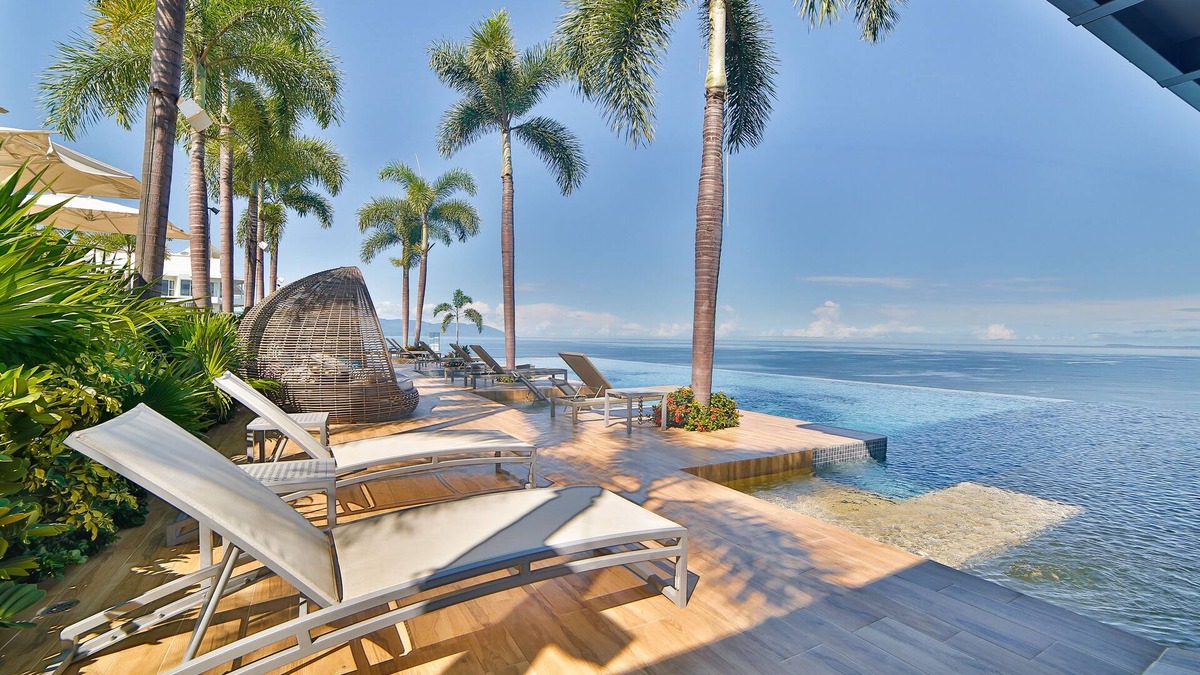 Amapas Apartment | Magnificient Oceanfront Luxury Condo - Beachside & Rooftop Bar & Infinity Pools