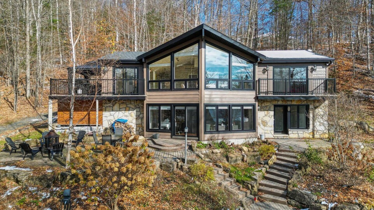 Saint-Sauveur Ski Chalet | Magnifique maison fenestrée percher sur un flanc de montagne, a Saint-Sauveur.