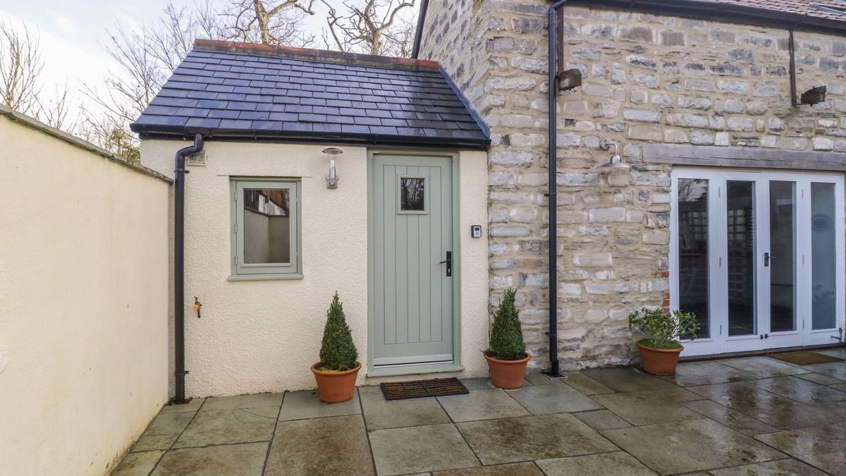 Highbridge Cottage | MAGNOLIA BARN, pet friendly, character holiday cottage in Mark