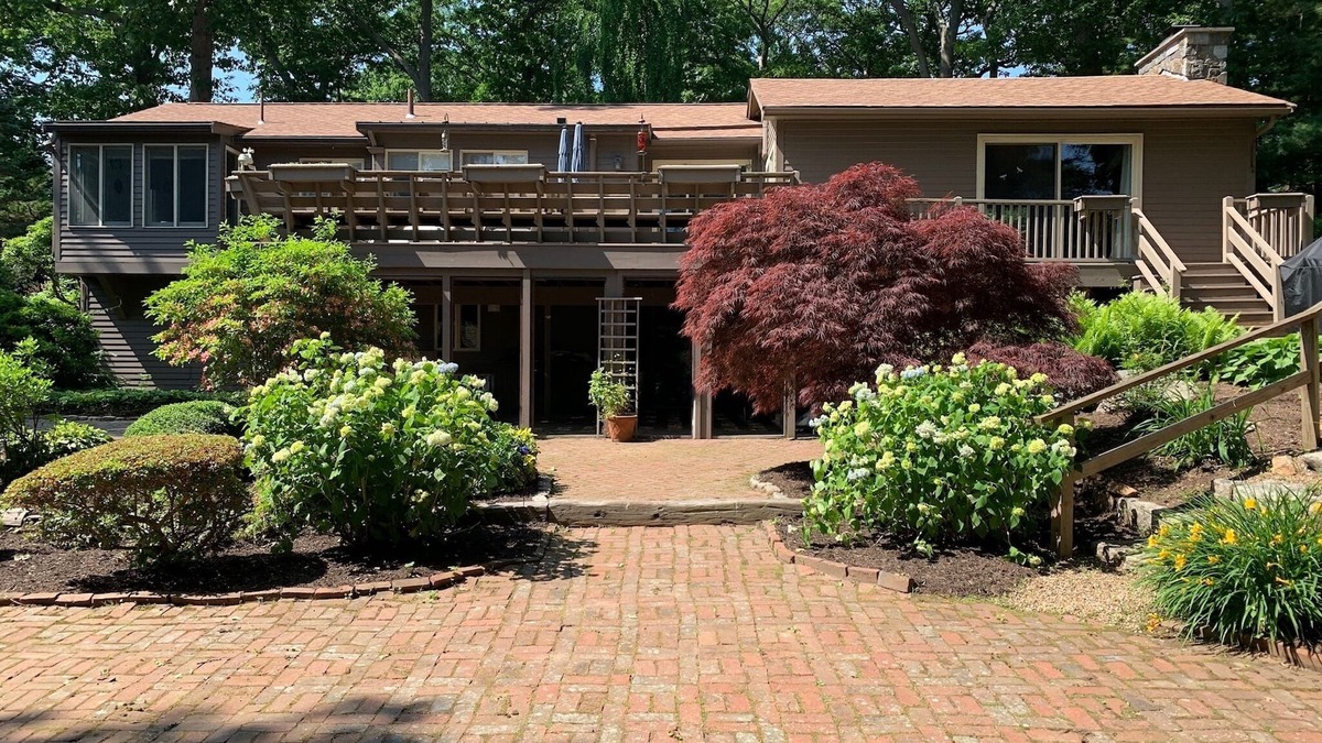 Magnolia House | Magnolia By The Sea-Attractive home, large yard & deck. Walk to Magnolia Beach