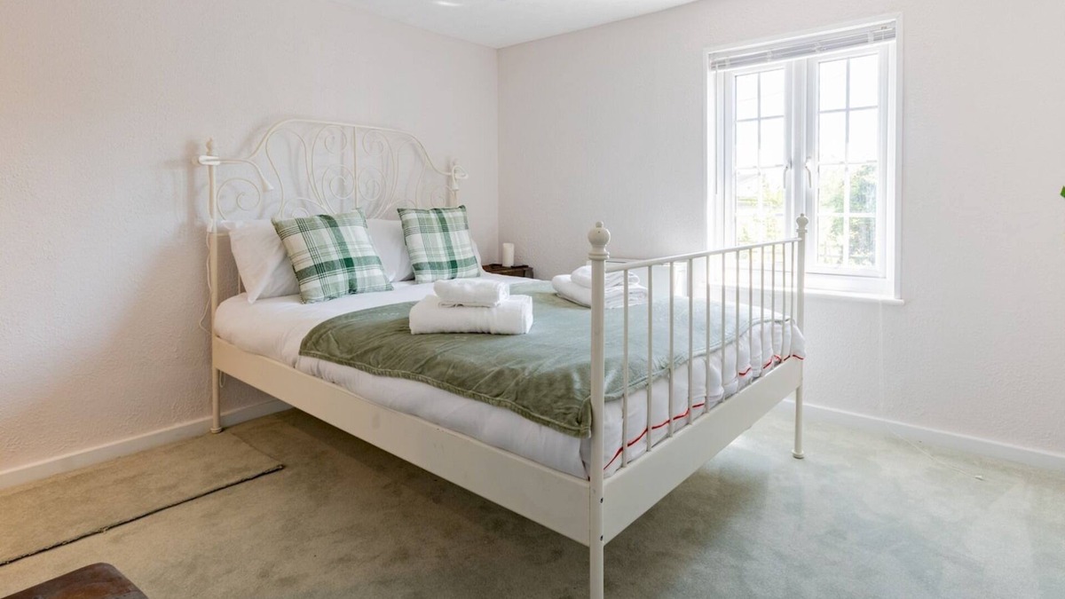 Great Leighs House | Magnolia Cottage, your cosy Getaway! | Pass the Keys