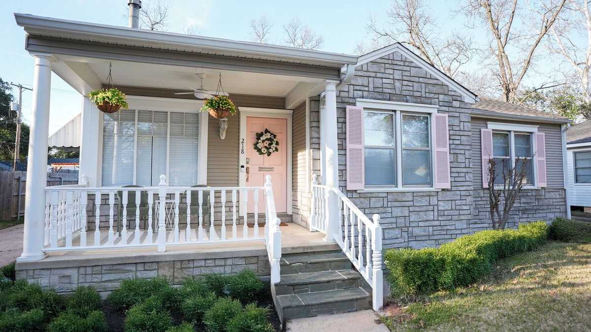 Broadmoor House | Magnolia Cottage/Cozy Stay in Central Location