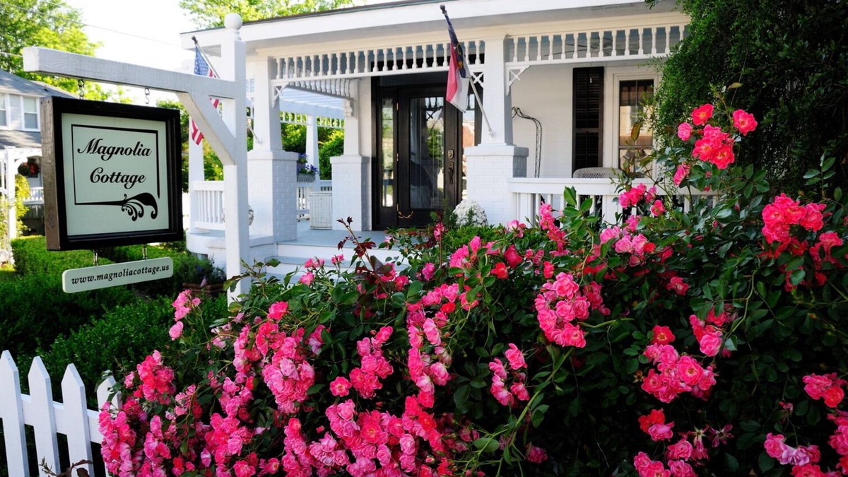 Historic Downtown Manteo Cottage | Magnolia Cottage exquisite private cottage in heart of Old Town Manteo!