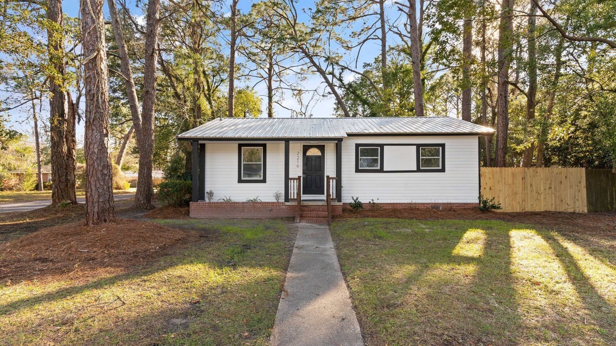 Brunswick House | Magnolia Cottage - Near Islands, Hospital