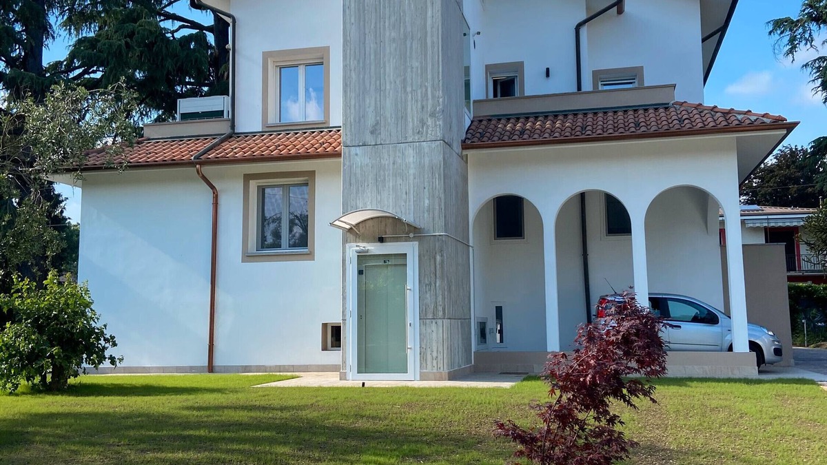 Vimercate Apartment | Magnolia: garden and parking. Vimercate/Monza