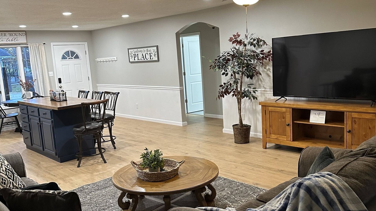 Carterville Condo | *Magnolia inn* updated condo, centrally located. Pet friendly! Boat/RV parking
