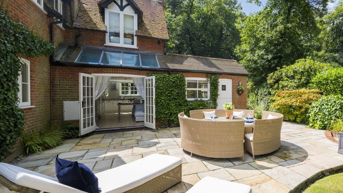 Sunninghill House | Magnolia Lodge - 4 Beds, Fabulous Garden, Parking