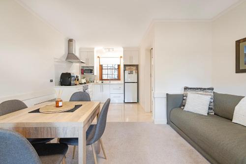 Battery Point Apartment | Magnolia on Colville - Historic Riverside Elegance