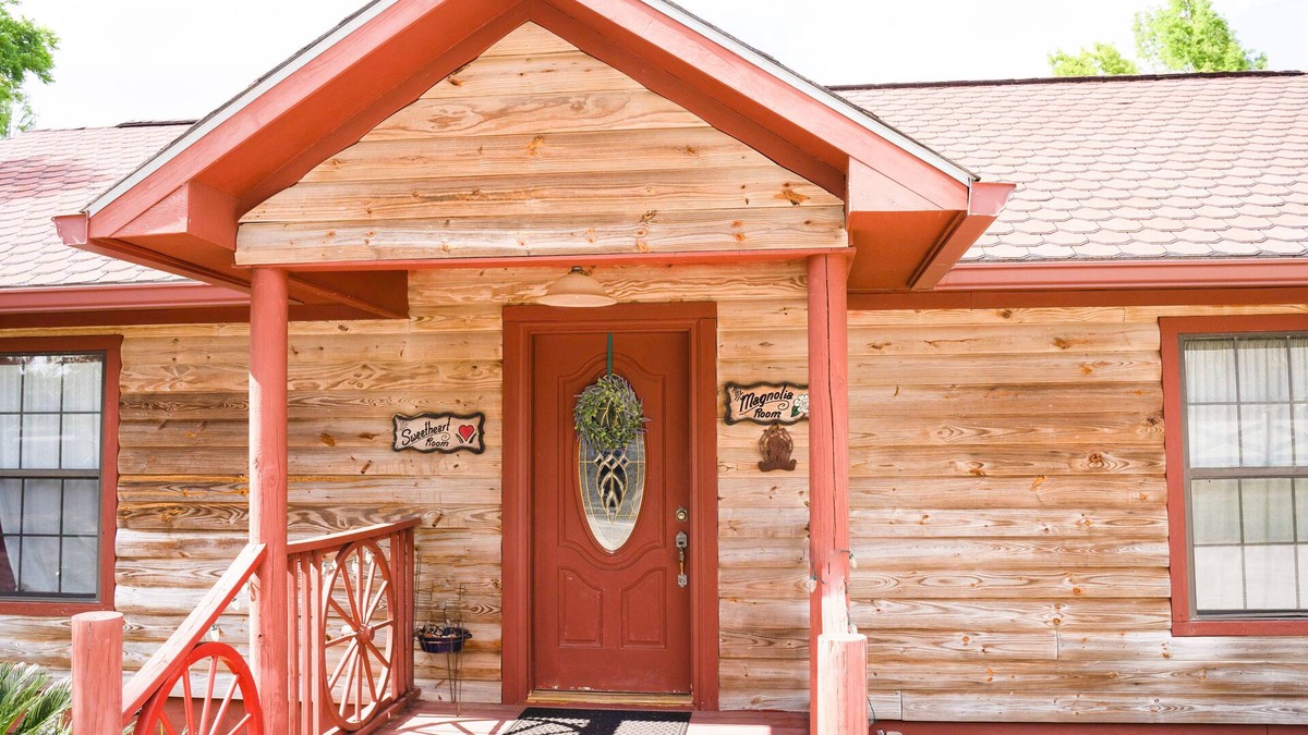 Gardner Cottage | Magnolia Rm in Carriage-Queen-Jetted Tub -Balcony