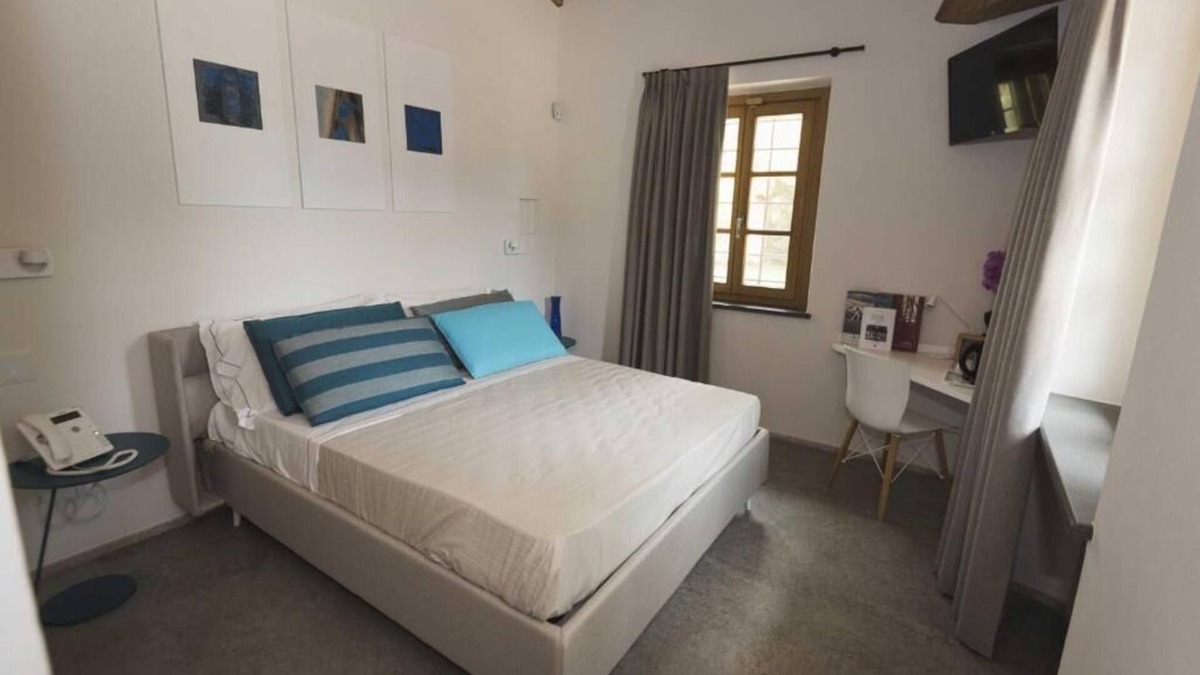 Cori Hostel | Magnum Queen Room with Garden View