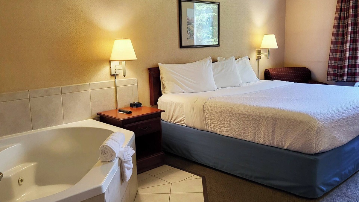 Malone Hotel | Magnuson Hotel West Liberty