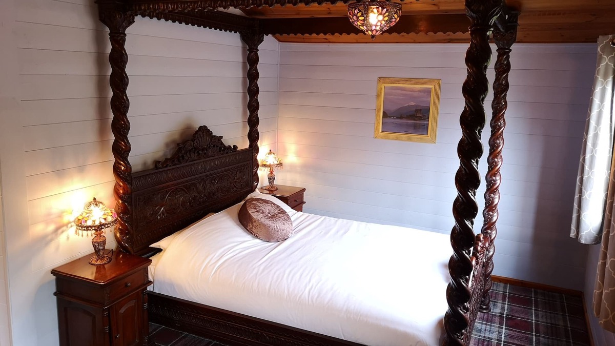 Warminster Ski Chalet | Magpie 2 Hot Tub HuntersMoon-Warminster-Longleat-Wiltshire