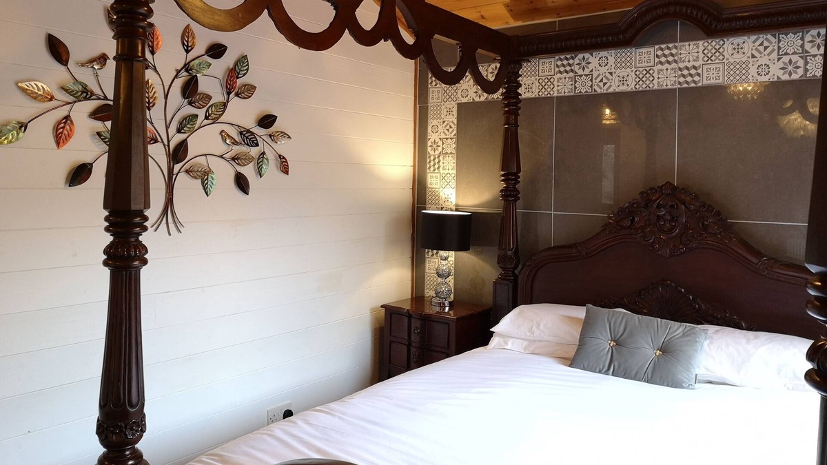 Warminster Ski Chalet | Magpie 4 Hot Tub Huntersmoon-Warminster-Bath-Salisbury