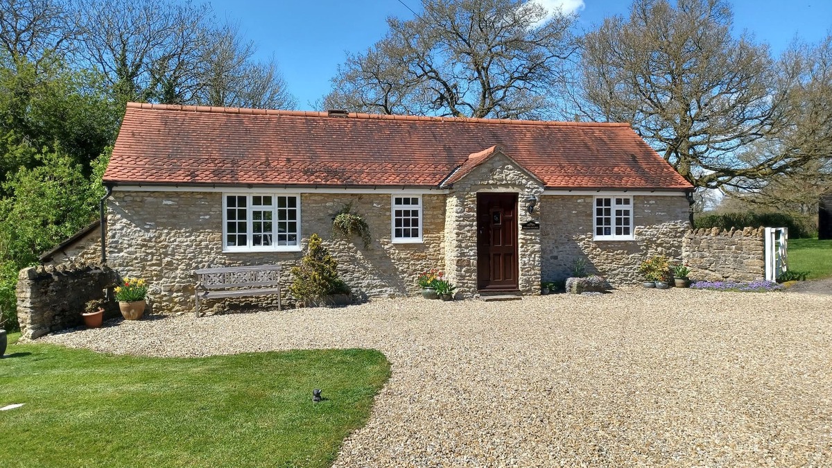 Bruton Cottage | MAGPIE COTTAGE, pet friendly, with a garden in South Brewham
