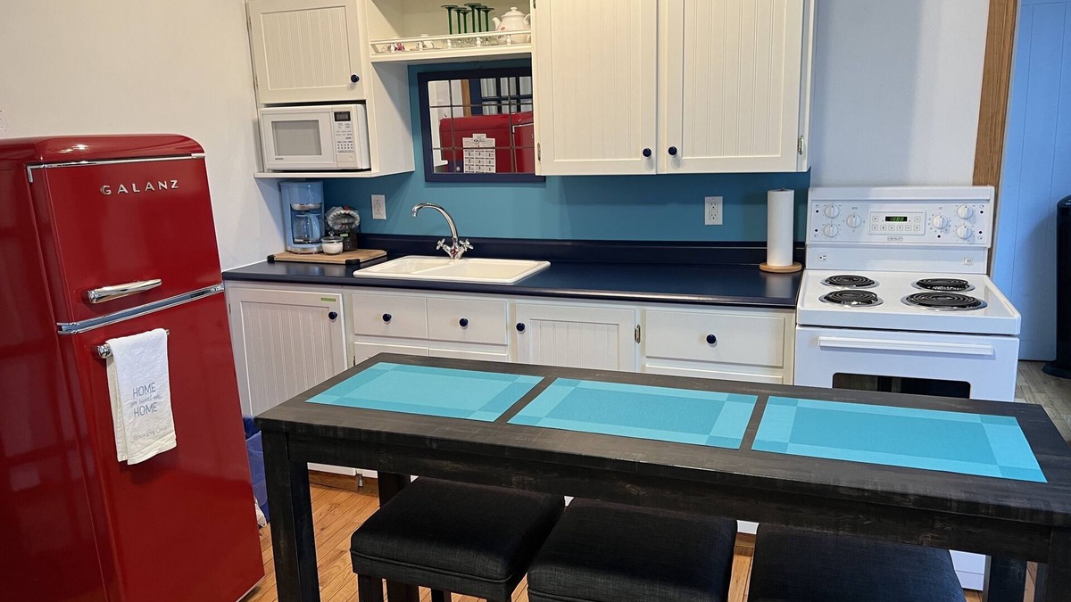 Mahone Bay Apartment | Mahone Bay Town Center 2 Bedroom Apt. - Steps to Everything - Vacation Oasis