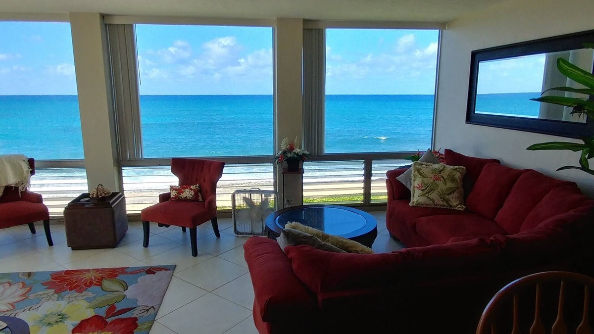 Maili Condo | Maili Cove Beachfront Get Away: Pool, Ocean & Sunsets/Teleworkers Dream