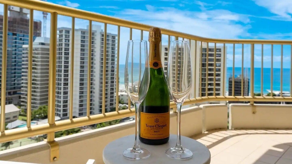 Main Beach Apartment | Main Beach Oasis, check in/out at your leisure