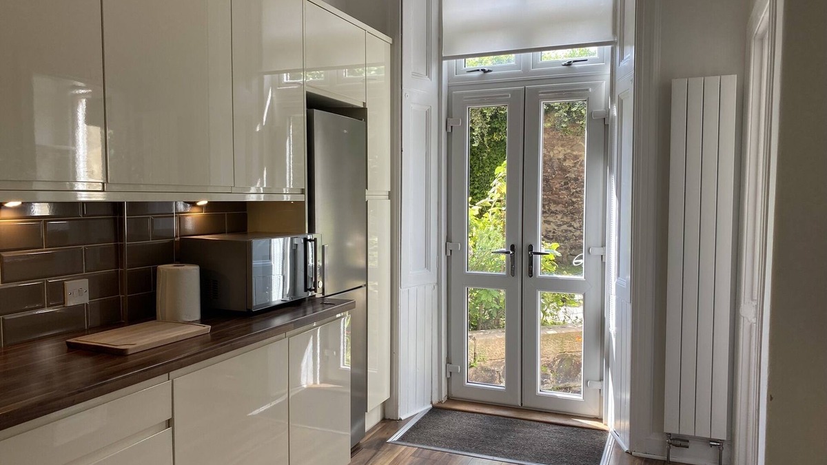 Merchiston Apartment | Main door apartment with garden