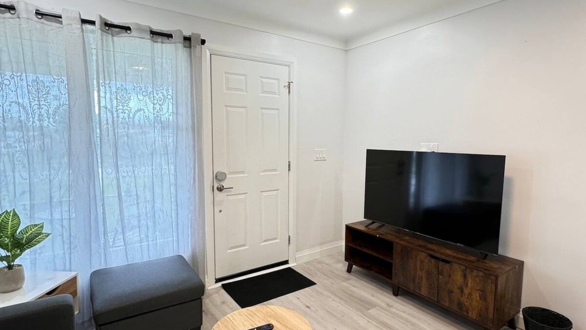 Windsor House | Main floor unit/Fountain Bleau/mins from Chrysler