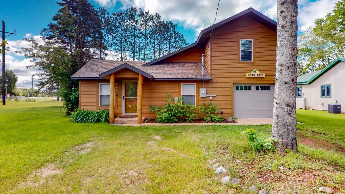 Mercer House | Main Level Cozy Home, Conveniently located near downtown by Lakes & Trails.