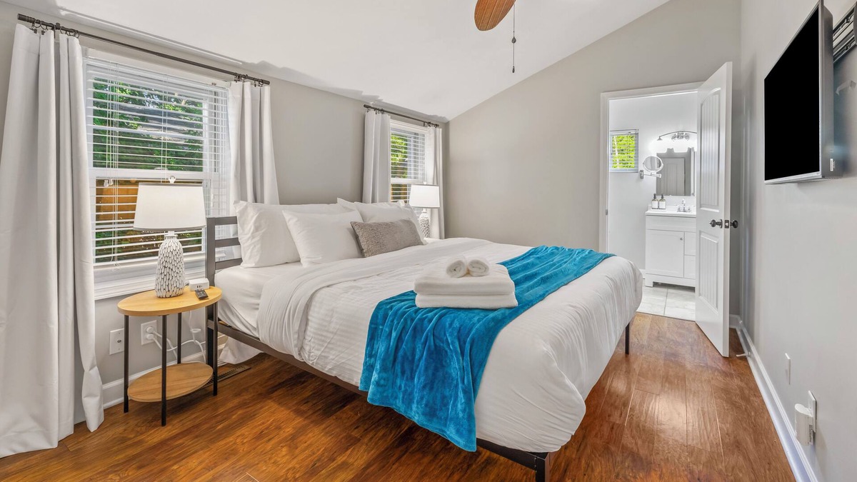 Delavan Lake Cottage | Main Level King Suite! 1 block to Lake Access! Cozy Cottage