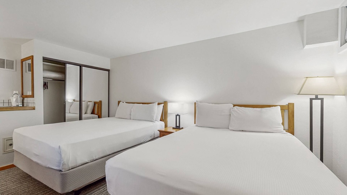 West End Cabin | Main St. room - pool & hot tub - walk to lifts, dog-friendly, ground-floor