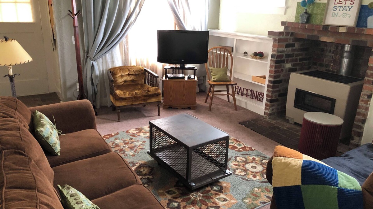 Lebanon House | Main Street Cottage with park across the street. Walk to downtown area.