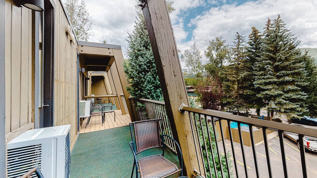 West End Cabin | Main Street gem - pool & hot tub - walk to lifts, dog-friendly, balcony