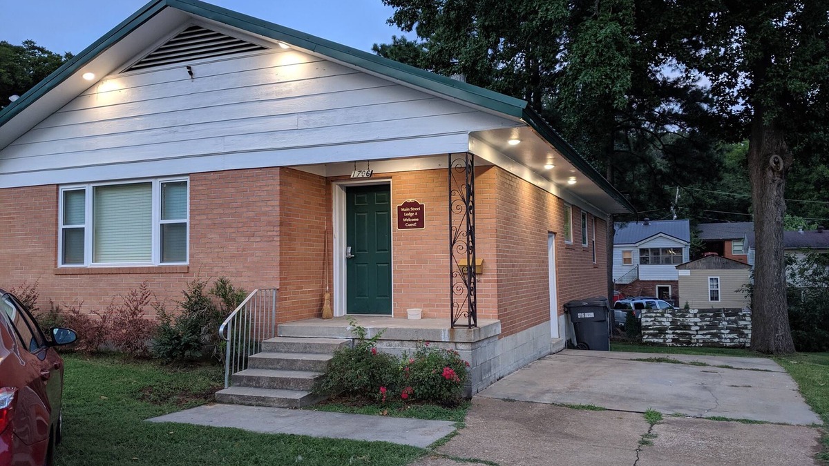 Jonesboro House | Main Street Lodge 2 mins to Downtown Jonesboro and St. Bernards