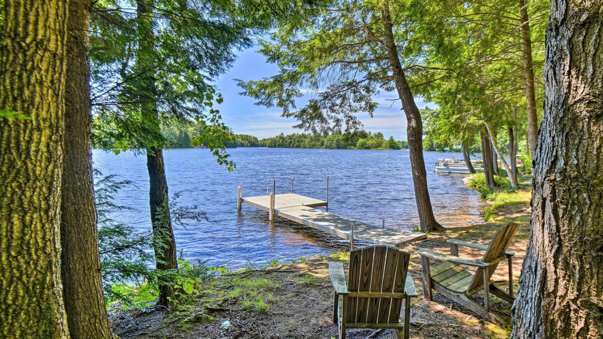 Lake Arrowhead Cottage | Maine Fall Foliage: Lakefront Home in Limerick!
