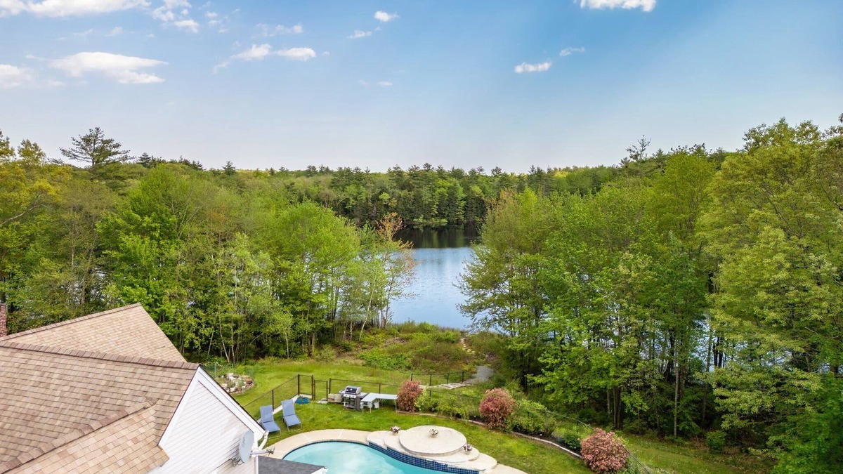 Sanford House | Maine Pondfront Home Sleeps 22 - Pool & Hot Tub