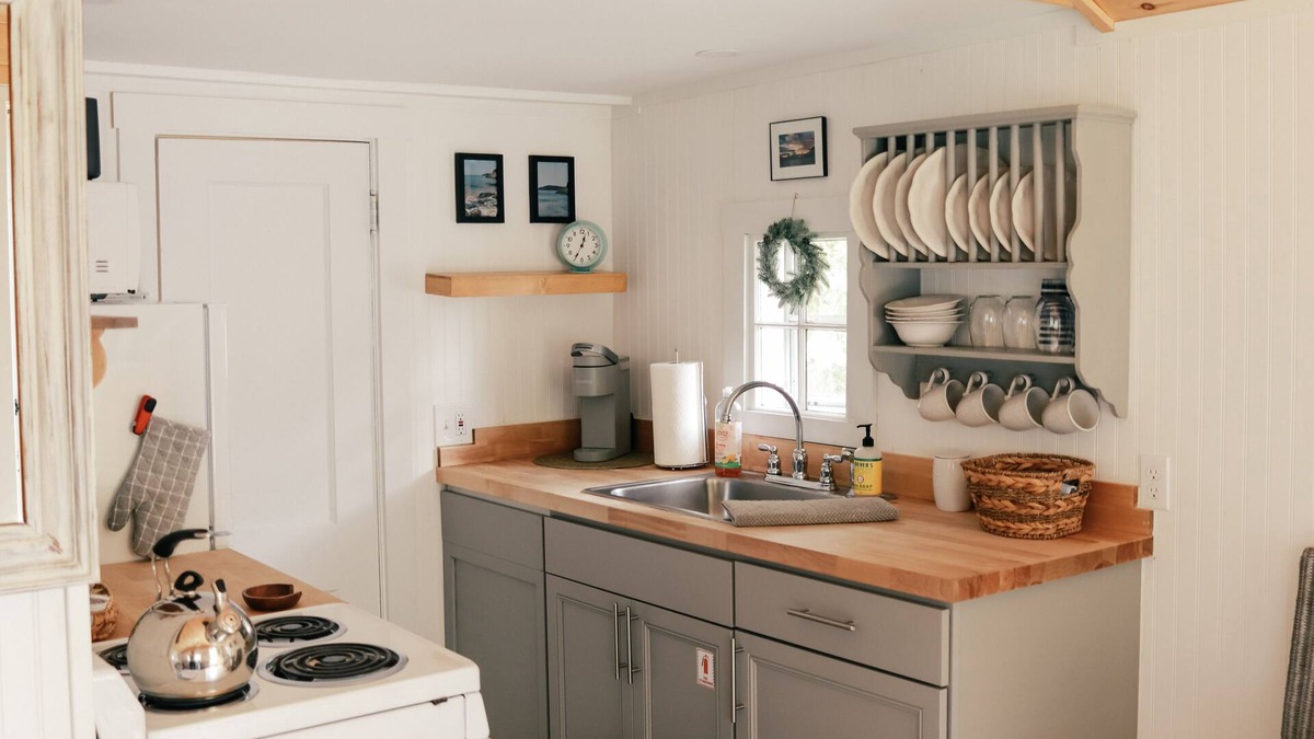 Hampden Cottage | MaineStay Cottage #5 With Fireplace & Fully Stocked Kitchen in Hampden/Bangor