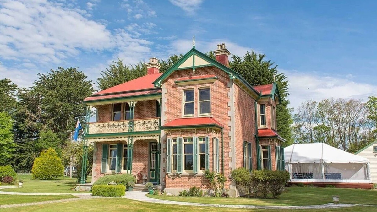 Conical Hill House | Mainholm Lodge