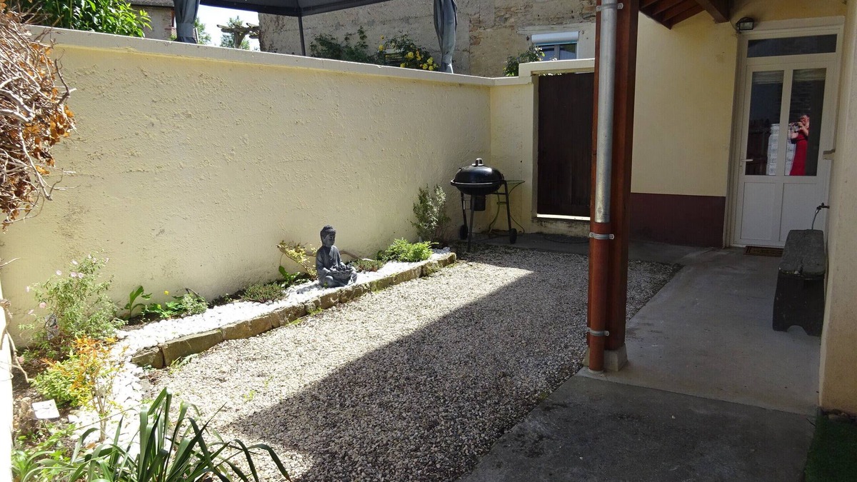 Villemoirieu House | Maison 2 chambres d'hotes with large garden in quiet stone village.
