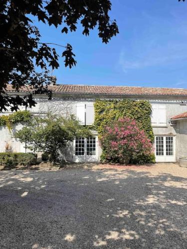 Bellevigne House | Maison 8 pers, piscine, au cœur du pays de Cognac