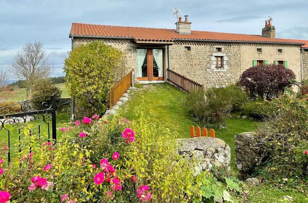 Saugues House | Maison Ancienne au Calme avec Cheminée et Équipements Bébé, Proche de Saugues - FR-1-582-127