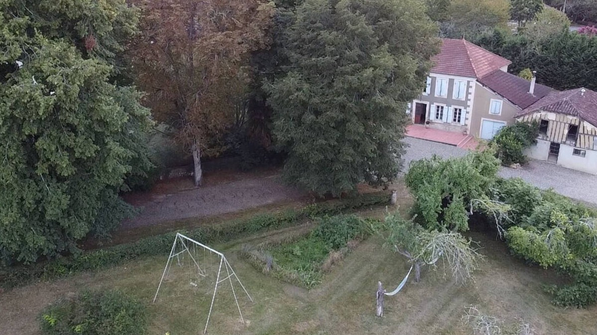 Laujuzan House | Maison Ancienne de Campagne Avec Piscine