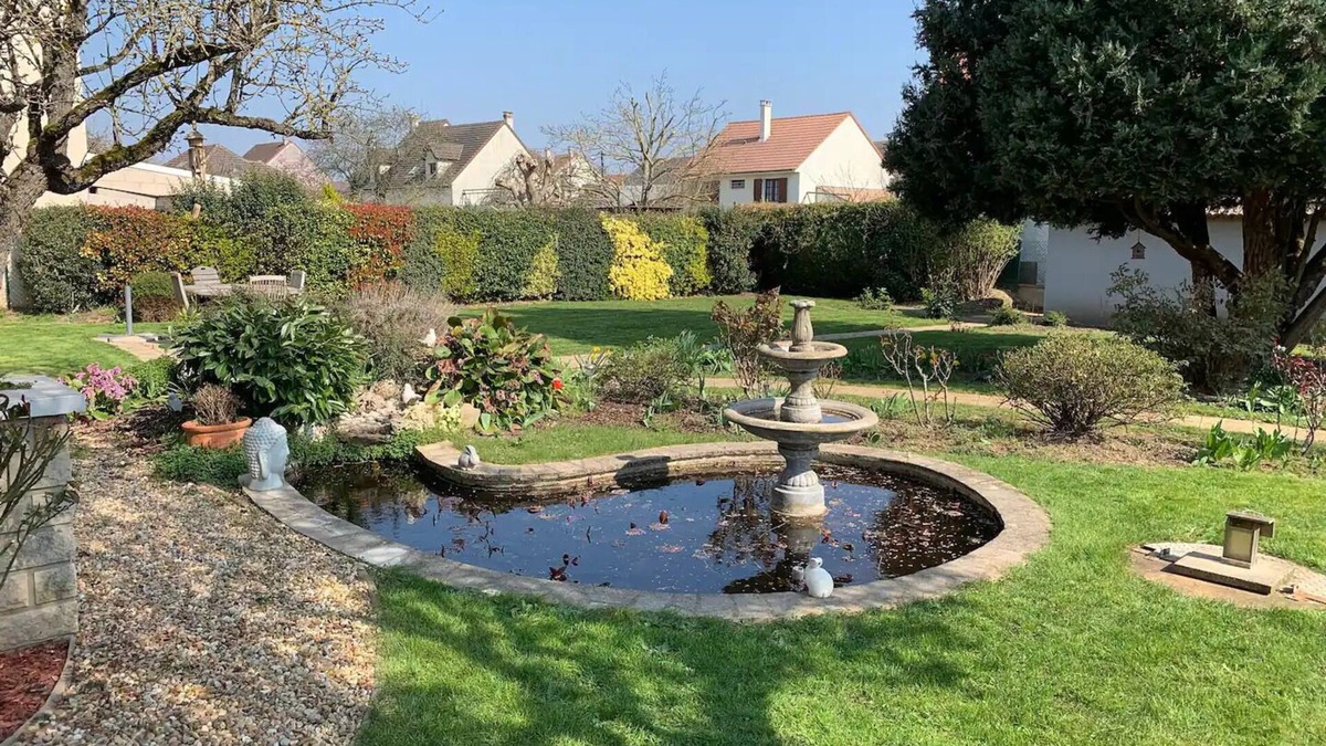 Marolles-en-Hurepoix House | Maison Atypique au Jardin Fleuri
