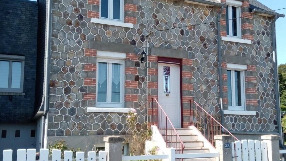 Mur-de-Bretagne House | Maison Atypique Avec Terrasse, Jardin et Garage en Plein Centre Village