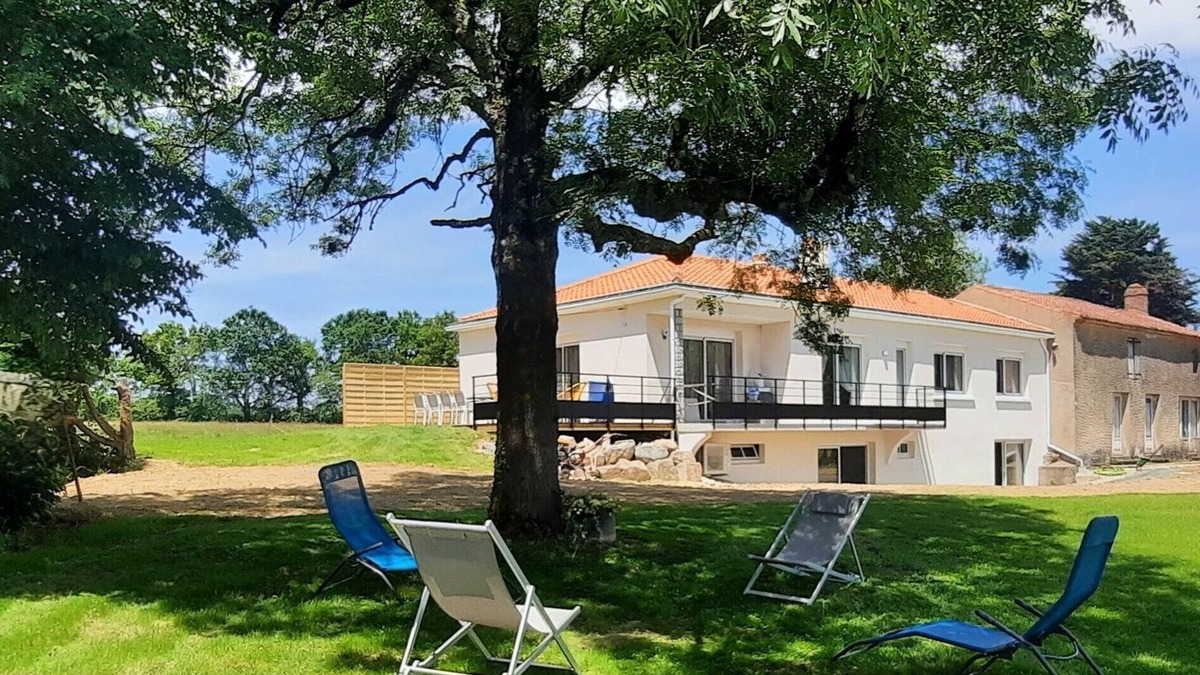 La Roche-sur-Yon House | Maison au Bord du Lac de Moulin Papon, 8/10 Pers, Lumineux et Tout Équipé