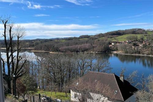 Saint-Etienne-Cantales House | Maison au bord du lac