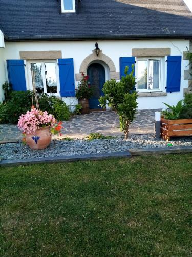 Quevert House | maison aux volets bleus