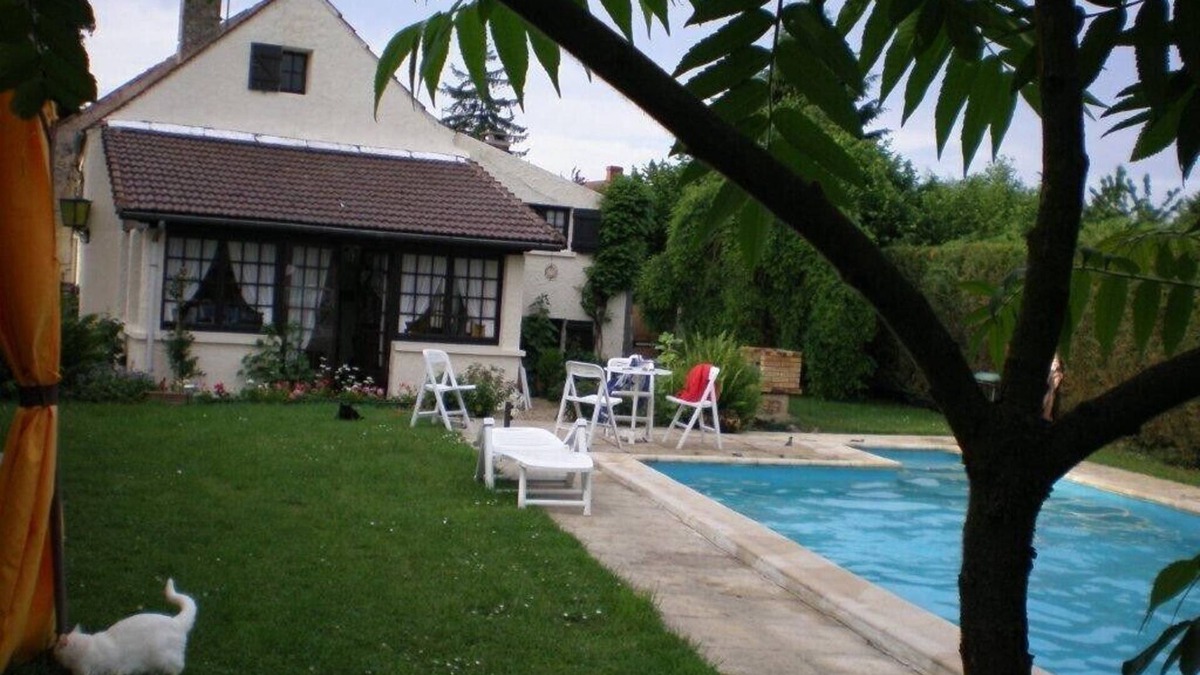 Saacy-sur-Marne House | Maison Briarde sleeps 6, heated pool, private garden, private parking