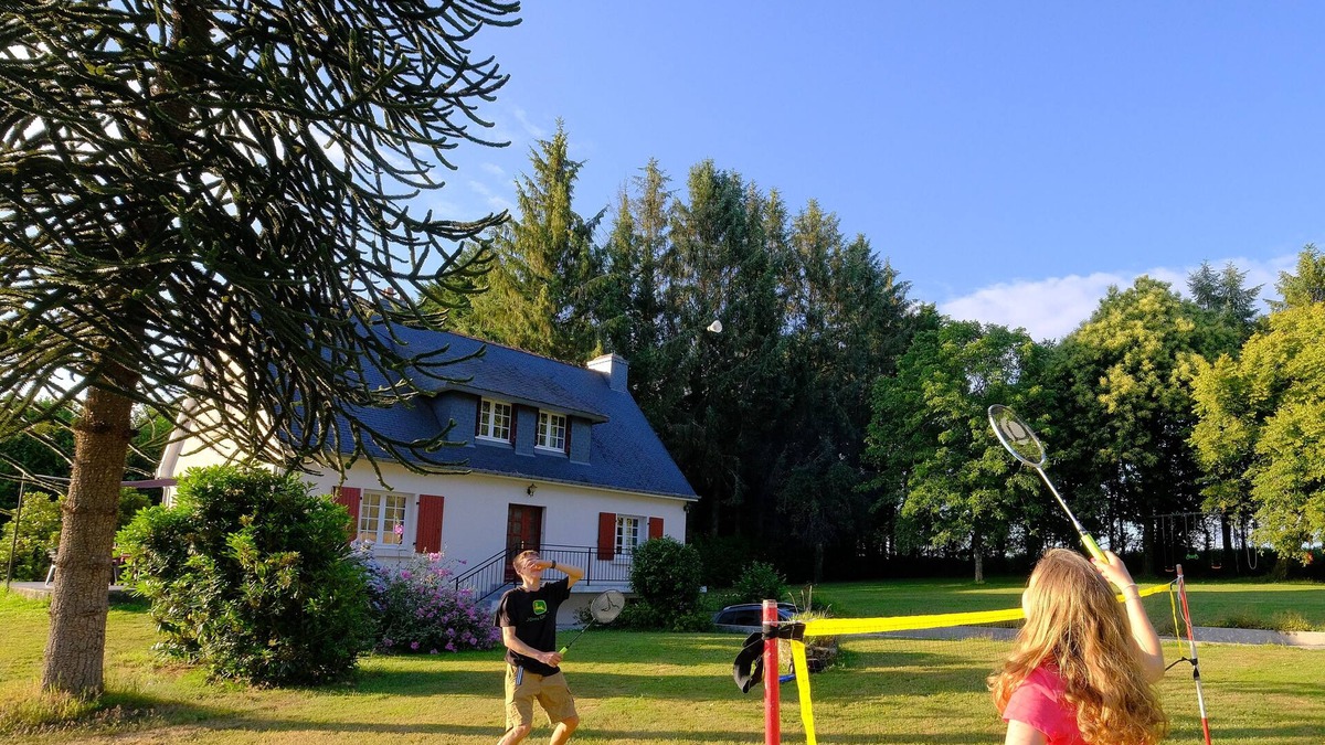 Plouguernevel House | Maison Confortable en Pleine Nature Avec Grand Jardin Privé et Aire de Jeux